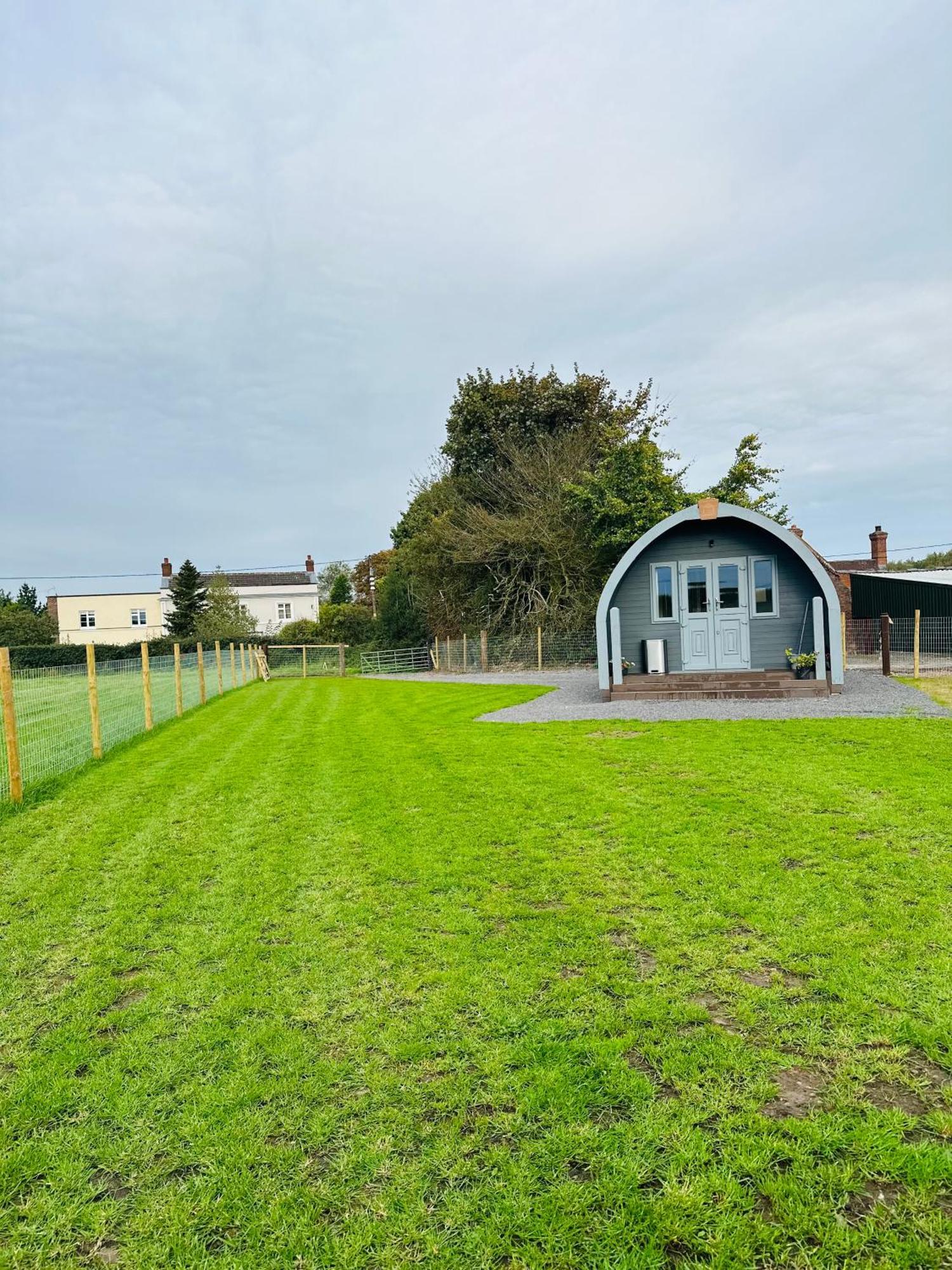 Welly Boot Pod Hotel Shenstone Exterior photo